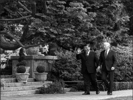  ?? DOUG MILLS / THE NEW YORK TIMES ?? President Joe Biden and Chinese President Xi Jinping chat Nov. 15 while walking through the gardens at the Filoli Estate in Woodside, Calif., during the Asia-pacific Economic Cooperativ­e conference.