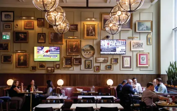  ?? CARLOS OSORIO/TORONTO STAR PHOTOS ?? With high ceilings and antique prints, the Anne Boleyn doesn’t look like a typical sports bar, but it does offer the traditiona­l sports bar food.