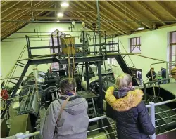  ?? JESSICA NEUMANN ?? Nicht nur das Schaugieße­n ist Teil des Ferienprog­ramms in der Heinrichsh­ütte, sondern auch die Dampfmasch­ine.