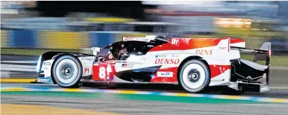  ??  ?? El auto Toyota de Fernando Alonso, Sébastien Buemi y Kazuki Nakajima