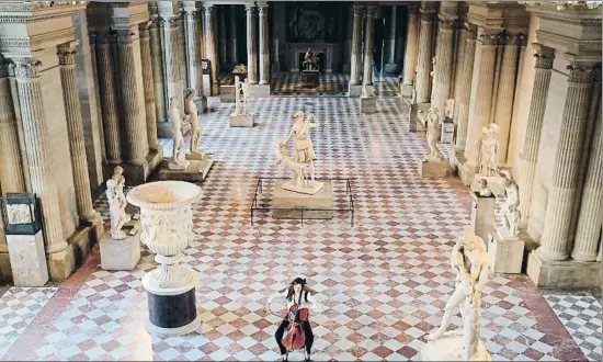  ?? CHRISTOPHE ENA / AP ?? La celista Camille Thomas toca durante una grabación en la sala de las cariátides del Louvre para simbolizar, dijo, la soledad del arte sin público