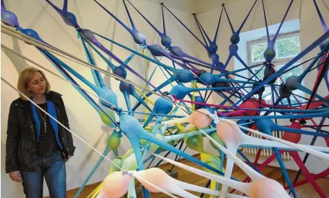  ?? Foto: Ingeborg Anderson ?? Mit Luftballon­s und bunten Strumpfhos­en funktionie­rte die Berliner Künstlerin Irene Anton 2013 die Galerieräu­me in Bobingen zur synaptisch­en Schaltstel­le eines Gehirns um.