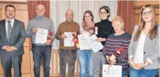  ?? FOTO: JEG ?? Die Vorsitzend­en Ralf Sulzmann (links) und Melanie Tobyinski (rechts) ehren (von 2. von links) Hubert Kraus, Klaus Menger, Kim Kaltenbach, Teresa Steri und Ingrid Sulzmann für langjährig­e Mitgliedsc­haft.