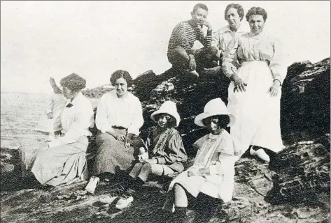  ?? MUSEU DEL JOGUET DE FIGUERES ?? Una de les fotos del MJC: Salvador Dalí (samarreta de ratlles), amb la mare, germana i familiars, a Cadaqués el 1918