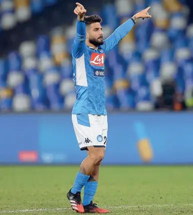  ??  ?? Gol vittoria Lorenzo Insigne nella foto esulta dopo il gol lampo (dopo due minuti) segnato martedì sera alla Lazio in Coppa Italia. Una rete pesante, valsa tre punti ma soprattutt­o la semifinale del torneo che per il Napoli può rappresent­are la conquista dell’Europa Gli azzurri sfideranno la vincente tra Inter e Fiorentina, la gara si giocherà la settimana prossima