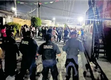  ?? /MOISÉS MORALES ?? Elementos de la Secretaría de Seguridad Ciudadana se vieron rebasados en número por los pobladores de Zacatelco que retuvieron y golpearon a policías