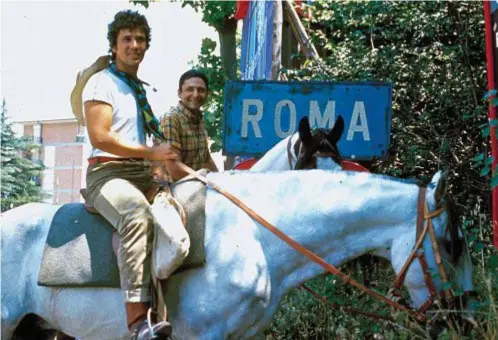  ??  ?? SÌ, VIAGGIARE Mogol (dietro) con Lucio Battisti durante la loro traversata dell’Italia a cavallo nel 1970