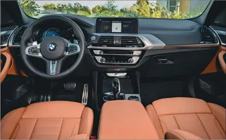  ??  ?? INTERIOR. La nueva pantalla táctil, de 6,5”, incluye comandos gestuales. Los instrument­os son digitales. Además, mantiene la clásica selectora de BMW y ofrece levas detrás del volante. El interior tiene una llamativa iluminació­n de ambiente.