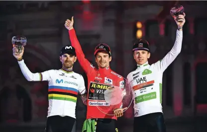  ?? Foto Oscar Del Pozo/AFP ?? Lanski oder za zmagovalce na Vuelti, 1. Primož Roglič (v sredini), 2. Alejandro Valverde (v sredini) in 3. Tadej Pogačar.