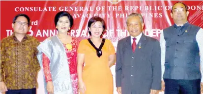  ??  ?? MinDA's Romeo Montenegro, Mme. Elisabeth Napitupulu, Davao City Admnistrat­or Zulaika Lopez, Indonesian ConGen Berlian Napitupulu &amp; DFA ASec Robert Ferrer