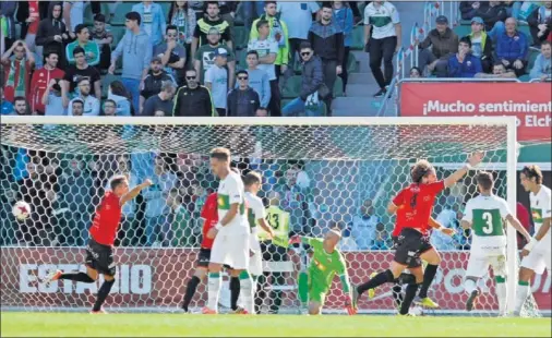  ??  ?? CRISIS. La derrota de ayer ante el Formentera despertó los primeros pitos de la grada contra Mir y la directiva ilicitana.