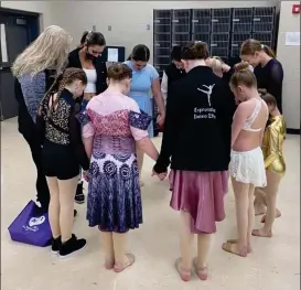  ?? PHOTO PROVIDED ?? The prayer circle is a tradition that Expression­s Dance Studio dancers and coaches hold before every single performanc­e.