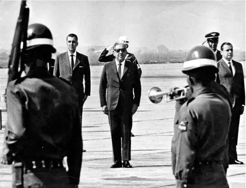  ??  ?? O presidente Costa e Silva (ao centro) em São Paulo, em 1967, um ano antes do AI5;àdir.,o governador do estado, Abreu Sodré