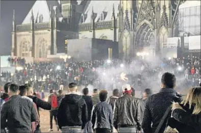  ?? MARKUS BOEHM / EFE ?? La plaça de l’estació de Colònia, al costat de la catedral, la nit de Cap d’Any, en una foto difosa ahir