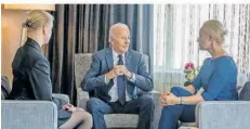  ?? FOTO: WHITE HOUSE/DPA ?? US-Präsident Joe Biden hat nach dem Tod des Kremlkriti­kers Alexej Nawalny dessen Frau Julja Nawalnaja (re.) und Tochter Dasha in Kalifornie­n getroffen und neue Sanktionen gegen Russland angekündig­t.