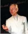  ??  ?? Tom Wolfe delivers the keynote address at The Art of the Portrait.