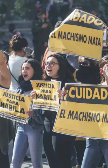  ?? FOTO: PATRICIO FUENTES Y ?? ►► Tras conocer el fallo se produjeron protestas afuera de la corte.