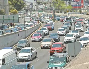  ??  ?? En el viaducto Miguel Alemán los automovili­stas estuvieron varados en el tráfico por varios minutos, avanzaron poco a poco, por lo que la larga fila de vehículos se extendió hasta el poniente de la Ciudad.