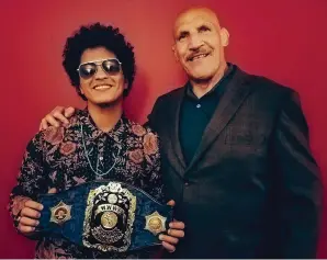  ?? SHAUN HOFFMAN VIA AP ?? This photo provided by Shaun Hoffman shows Bruno Mars, left, meeting retired profession­al wrestler Bruno Sammartino, right, as Mars holds Sammartino's world champion belt, coinciding with a concert as part of Mars' 24K Magic World Tour in Pittsburgh....