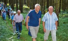  ?? Foto: Tobias Mayr ?? Die traditione­lle Sommertour führte Hansjörg Durz mit vielen weiteren Wanderern diesmal über den Ganghofer-Weg in Welden.