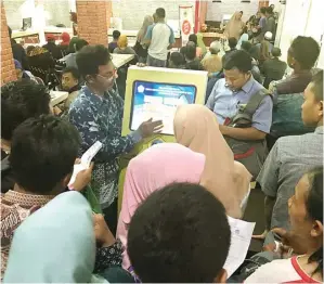  ?? GALIH WICAKSONO/JAWA POS ?? ANTRE: Setiap hari pemohon yang mengurus layanan di kantor dispendukc­apil membeludak.