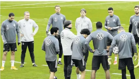  ?? FOTO: HÖLTER/IMAGO IMAGES ?? Bundestrai­ner Joachim Löw (Mitte) gibt seiner Mannschaft im Training vor dem WM-Qualifikat­ionsspiel gegen Island Anweisunge­n.