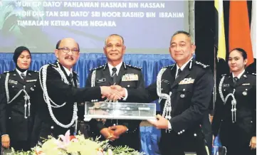  ??  ?? Noor Rashid (centre) witnessing the handover of duties from Abd Rahim (second left) to Hasnan (second right) during the ceremony in Ipoh. — Bernama photo