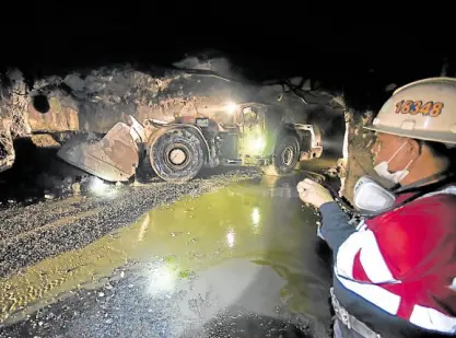  ?? —PHOTOS BY EV ESPIRITU ?? UNDERGROUN­D Workers haul ore at an undergroun­d rock-breaking site of the Padcal operation of Philex Mining Corp.