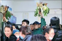  ?? JIGME TENZIN / CHINA NEWS SERVICE ?? Customers hold on to their chosen ingredient­s at a crowded malatang restaurant in Tianshui, Gansu province, on Thursday.