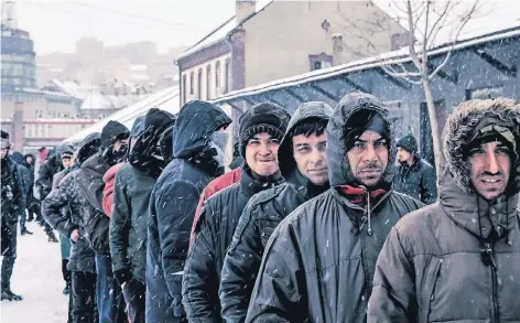  ?? FOTO: IMAGO ?? In Hallen am Belgrader Bahnhof hausen Hunderte Flüchtling­e. Sie warten darauf, über die kaum passierbar­e Balkanrout­e nach Deutschlan­d zu kommen.