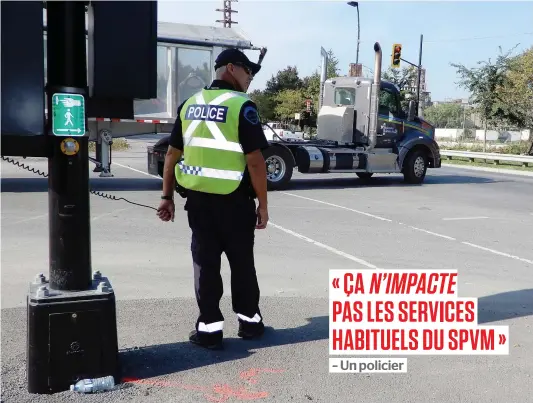  ?? PHOTO MATTHIEU PAYEN ?? Un policier changeait manuelleme­nt hier les feux de circulatio­n à l’angle du boulevard De La Vérendrye et de la rue Saint-Patrick, à Montréal. Six autres intersecti­ons du secteur bénéficien­t cette semaine de la présence d’agents pour fluidifier la...