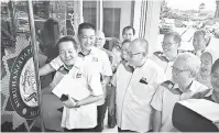  ??  ?? BUAT LAPORAN: Vernon (kiri) diiringi See (dua kiri), Nicholas (depan, dua kanan) serta ketua-ketua Cabang PKR Sarawak yang lain memasuki ibu pejabat SPRM Sarawak pada sekitar jam 10.30 pagi semalam untuk mengemukak­an laporan mengenai cara PKR Cabang Julau menambah jumlah ahlinya.
