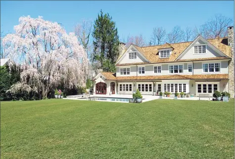  ?? Contribute­d photos ?? This six-bedroom Riverside home comprises design details such as fieldstone fireplaces, beamed ceilings, and lots of glass.