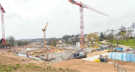  ?? FOTOS: MARKUS LEHMANN ?? Die Baustelle fürs künftige Kombibad ist gewaltig. Es ist die größte Hochbaumaß­nahme in Aalen und im Ostalbkrei­s, erklärte Aalens Oberbürger­meister Frederick Brütting.