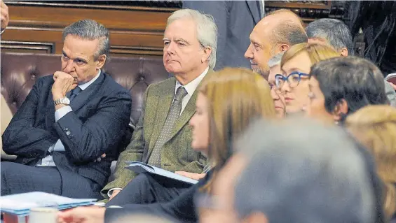  ??  ?? Negociació­n. Los senadores Pichetto del PJ y Pinedo de Cambiemos en una sesión en el Congreso. Ahora avanzan por puestos clave.