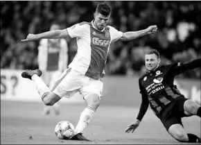  ??  ?? Klaas-Jan Huntelaar blijft een jaar langer bij Ajax. (Foto:AD)