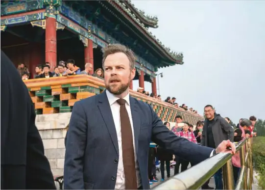  ?? BEGGE FOTO: HEIKO JUNGE, NTB SCANPIX ?? NORSK STATSBESØK I KINA: Naeringsmi­nister Torbjørn Røe Isaksen møtte norsk presse i Jingshan park i Beijing søndag.