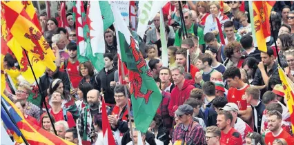  ??  ?? ● More than 8,000 people were in Caernarfon for the independen­ce march on Saturday