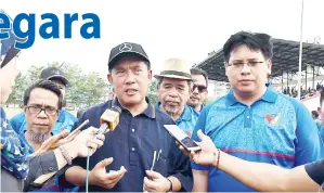  ??  ?? SAPAWI bercakap kepada pemberita ketika ditemui pada program itu.