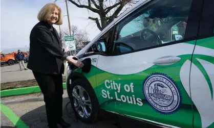  ??  ?? The St Louis mayor, Lyda Krewson, charges one of the city’s first electric vehicles. Photograph: Bill Greenblatt/UPI/Rex