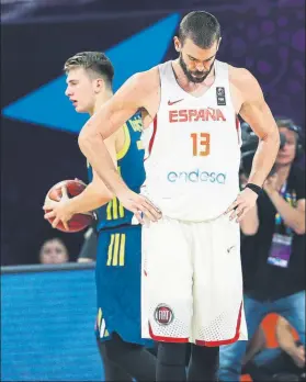  ?? FOTO: EFE ?? Marc, pensativo, en un lance de la semifinal. Al fondo, Luka Doncic con el balón