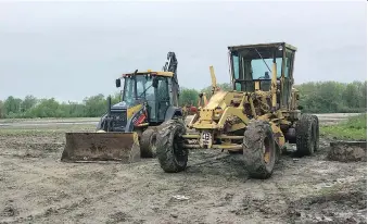  ?? THE ASSOCIATED PRESS ?? Machinery sits idle in a field in Macomb Township, Mich., after crews stopped digging for the remains of missing girls. Police are deciding whether to resume the dig or take the search elsewhere.