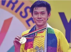  ?? (AFP) ?? Thailandís Kunlavut Vitidsarn poses with his medal after defeating Denmark’s Viktor Axelsen in the final of the Yonex Sunrise India Open in New Delhi on Sunday