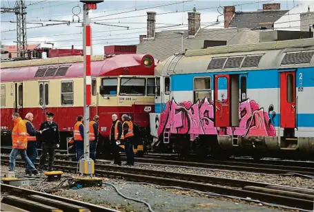  ?? FOTO MAFRA – ANNA VAVRÍKOVÁ ?? Srážka. Na hlavním nádraží v Brně se v úterý ráno střetly na jedné koleji dva vlaky. Na místě se zranilo 23 lidí.