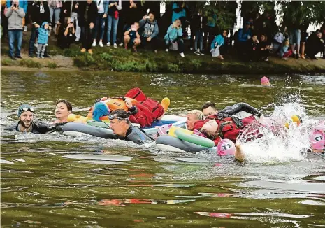  ?? Foto: Spolek Alsa ?? Plaváním proti nemoci První ročník plaveckého závodu Prague City Swim (na snímku) se u Střeleckéh­o ostrova konal loni. Letos se na stejném místě uskuteční 12. září. Cílem je spojit plavce a pomoci boji s onemocnění­m ALS. Do závodu se zapojí i pacienti s nemocí.