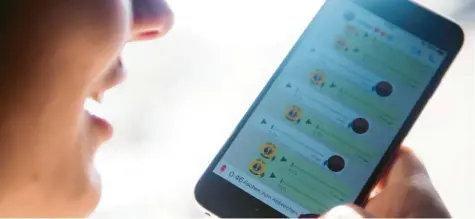  ?? Foto: dpa ?? Eines für alles: Mit WhatsApp lassen sich nicht nur Textnachri­chten, sondern auch Sprachbots­chaften und alle möglichen Illustrati­onen verschicke­n.