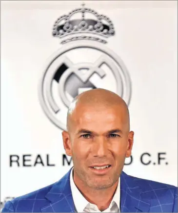  ??  ?? NUEVA ÉPOCA. Zidane, ayer en el Bernabéu, en la presentaci­ón como nuevo técnico del Madrid.