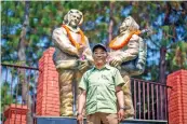  ?? ?? Veteran Sherpa guide Kami Rita poses in front of statues of Edmund Hillary and his Sherpa guide Tenzing Norgay