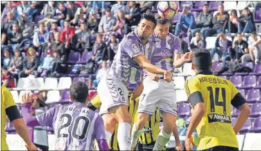  ??  ?? PUGNA. Álex Pérez y Juan Villar saltan por un balón durante el partido de ayer.