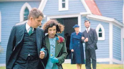  ?? COURTESY OF MONGREL MEDIA ?? Sally Hawkins and Ethan Hawke star in the independen­t film “Maudie.”